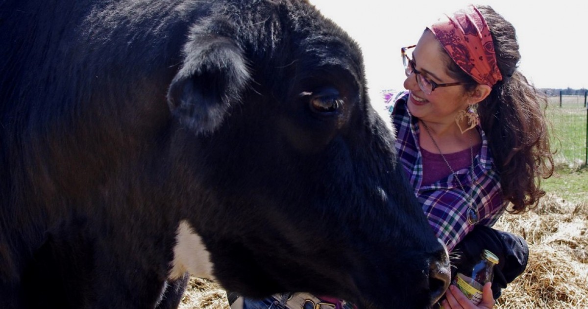 Voluntarios de MFA echan una mano a refugio para animales de granja