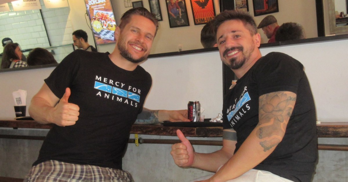 Mikael y Lucas, miembros del equipo de Mercy For Animals, realizan un tour vegano por Brasil