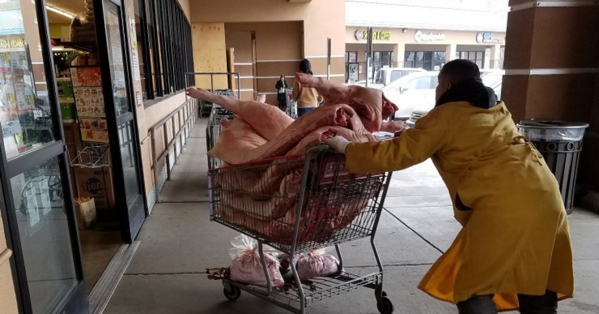 Foto de partes de cerdos en un carrito de compras se hace viral